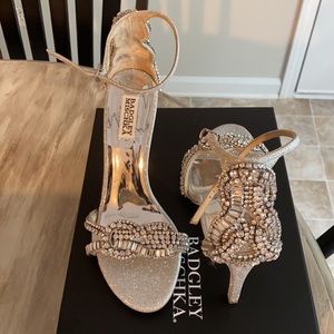 Never Worn Badgleg Mischka - Size 9